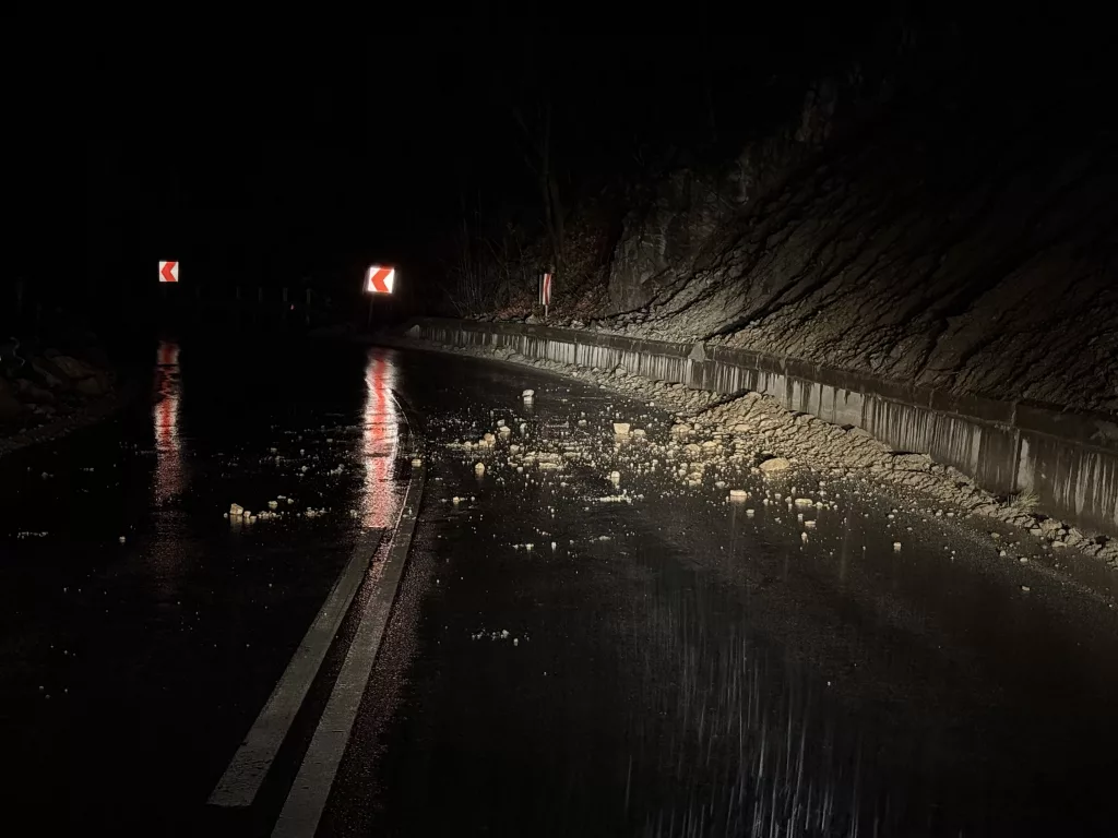 Свлачища и вода на пътя Варвара – Велинград - defile kamyni