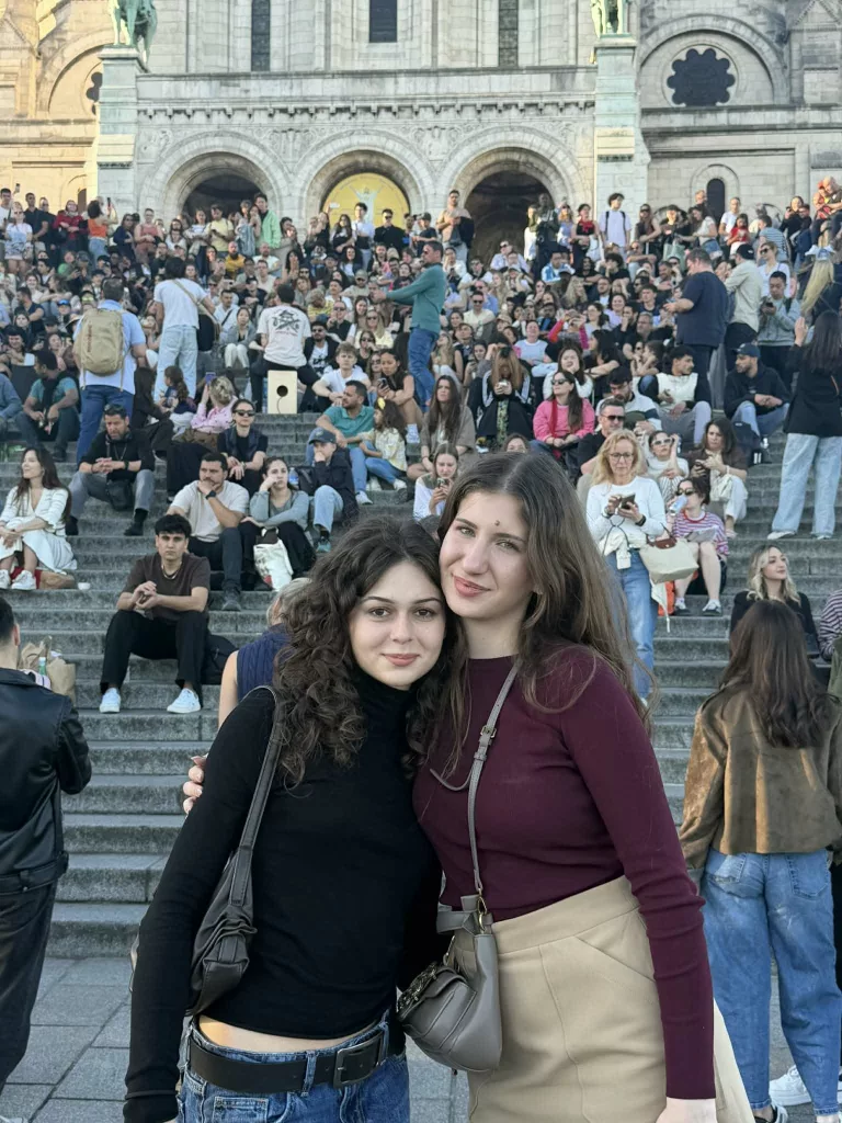 Младши посланици от Езикова гимназия посетиха Париж в образователна инициатива - 5d5e7bab fa4c 4b9f a011 e94a031ebcaf