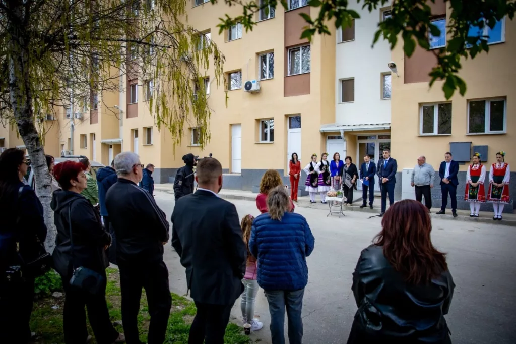 Първият саниран блок по новата програма откриха в Пазарджик - sanirane pz hora