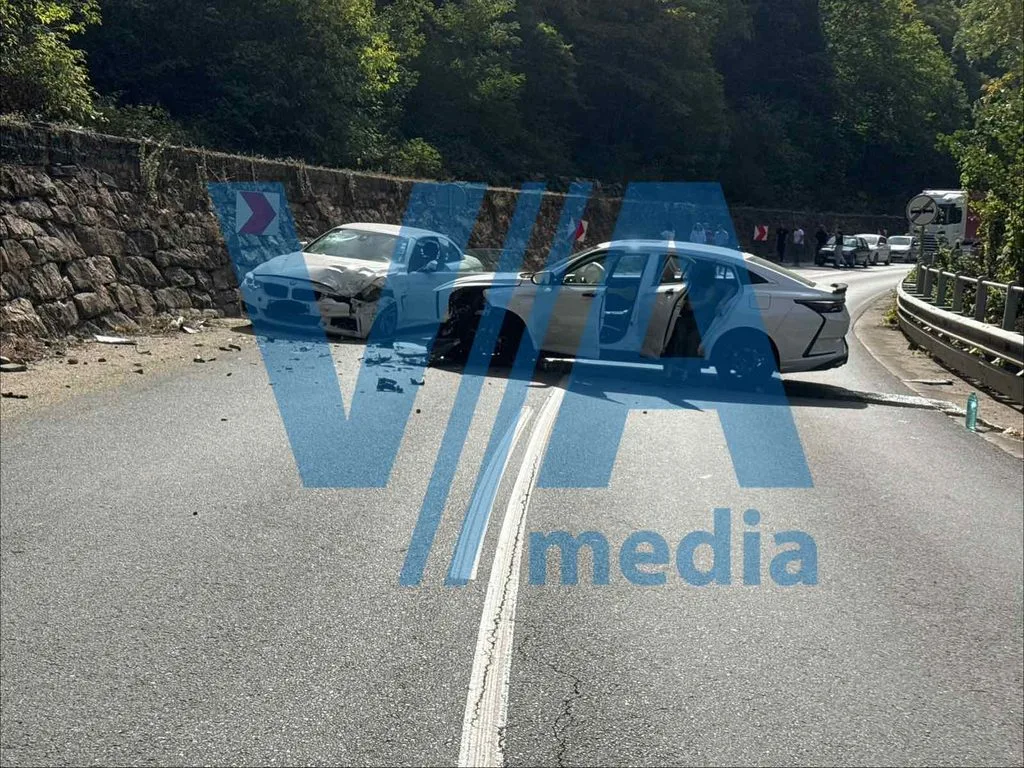 Катастрофа между два автомобила блокира дефилето Велинград – Варвара - katastrofa defile2